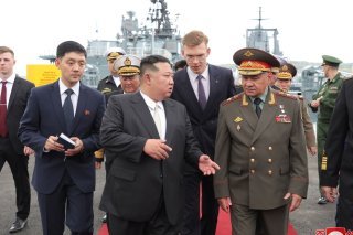 Durant sa visite diplomatique en Russie, le dirigeant nord-coréen Kim Jong Un a également rencontré le ministre russe de la défense Sergei Shoigu à Vladivostok.